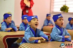 包粽子做香囊品民俗过端午